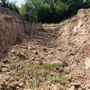 création de la mare ou le fond n'a plus qu'à être tassé