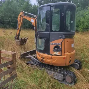 Mini pelle pour la création de la mare