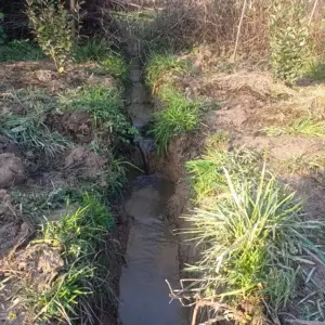 la mise en eau de la déviation du fossé permaculture