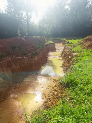fin de la création de la mare et début de remplissage avec la pluie.