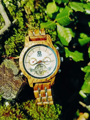 montre en bois et magnétisme, notre solution